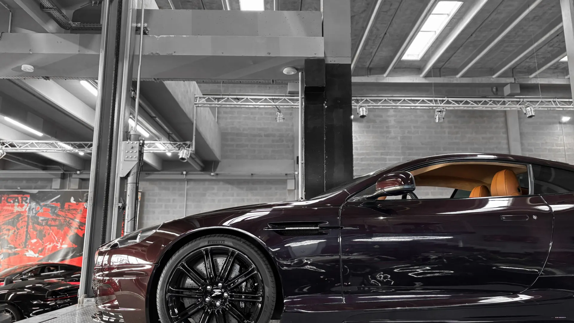 Aston Martin DBS — photo 7