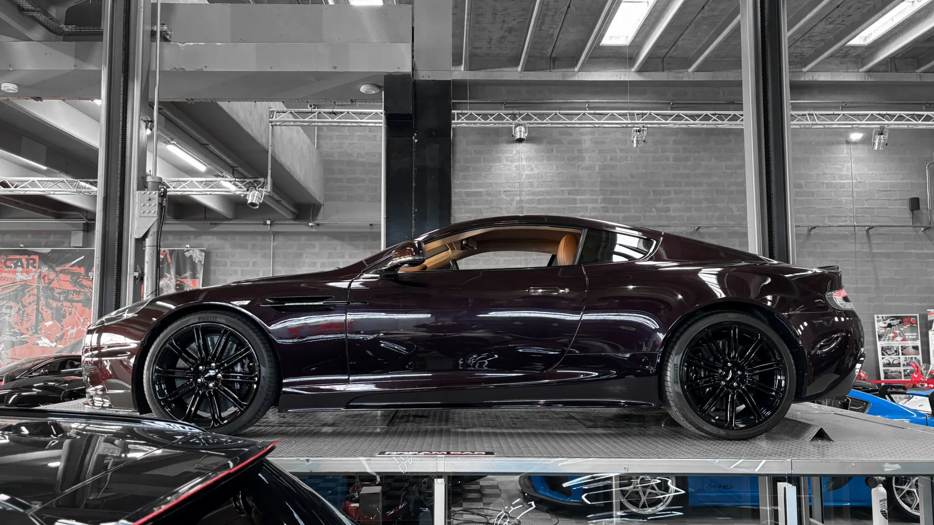 Aston Martin DBS — photo 9