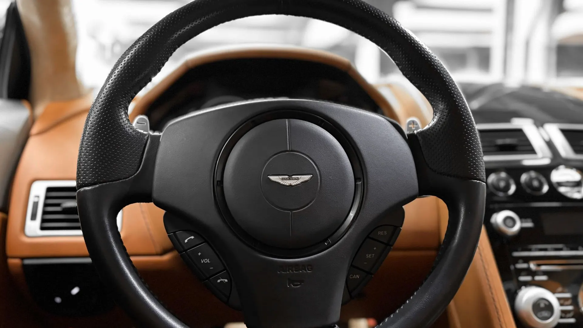 Aston Martin DBS — photo 16
