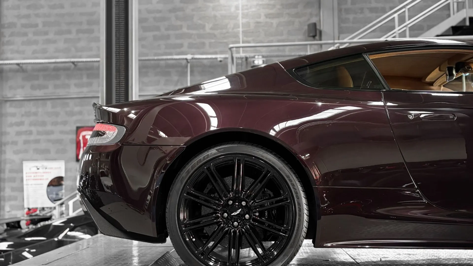 Aston Martin DBS — photo 8