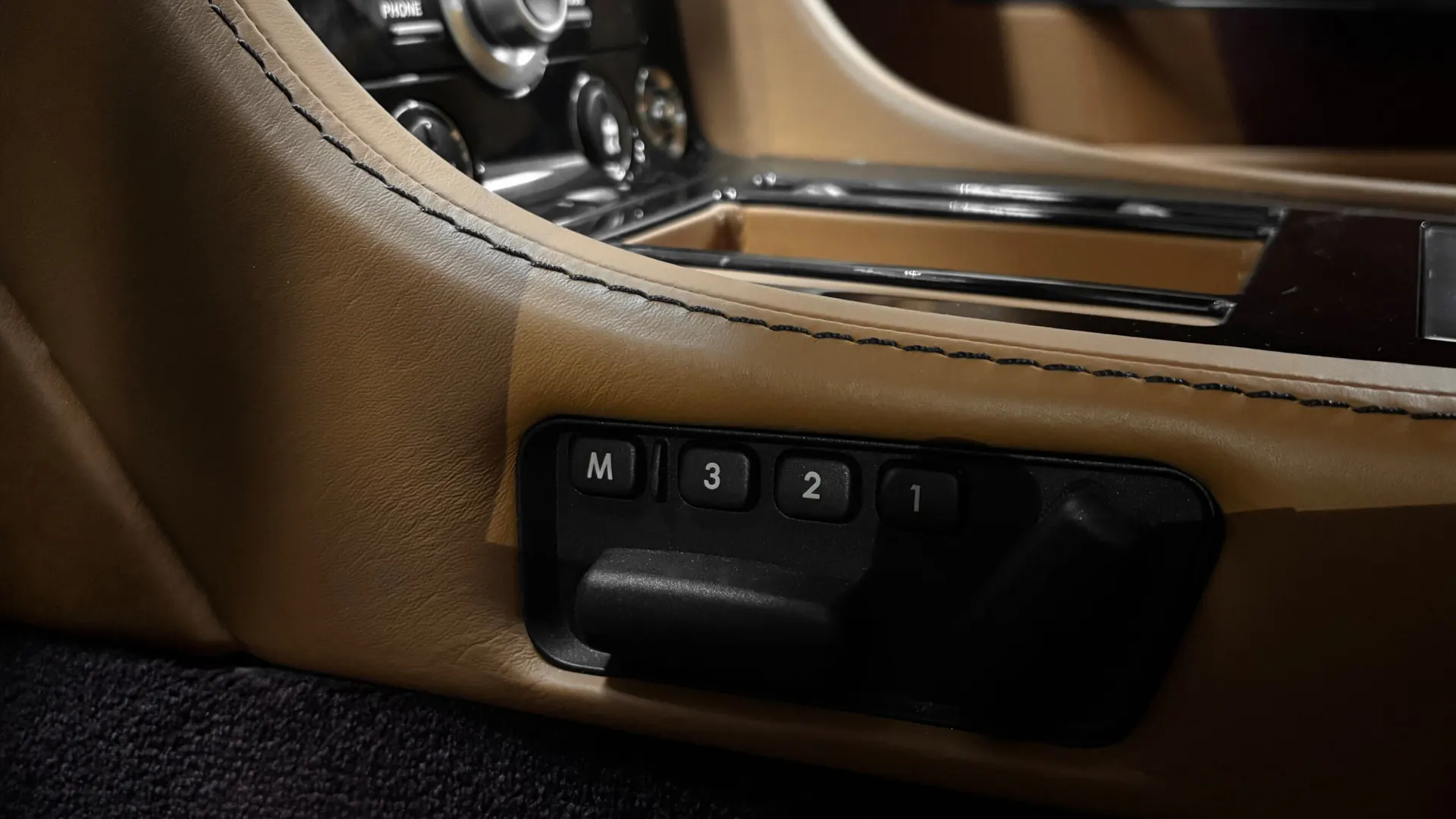 Aston Martin DBS — photo 40