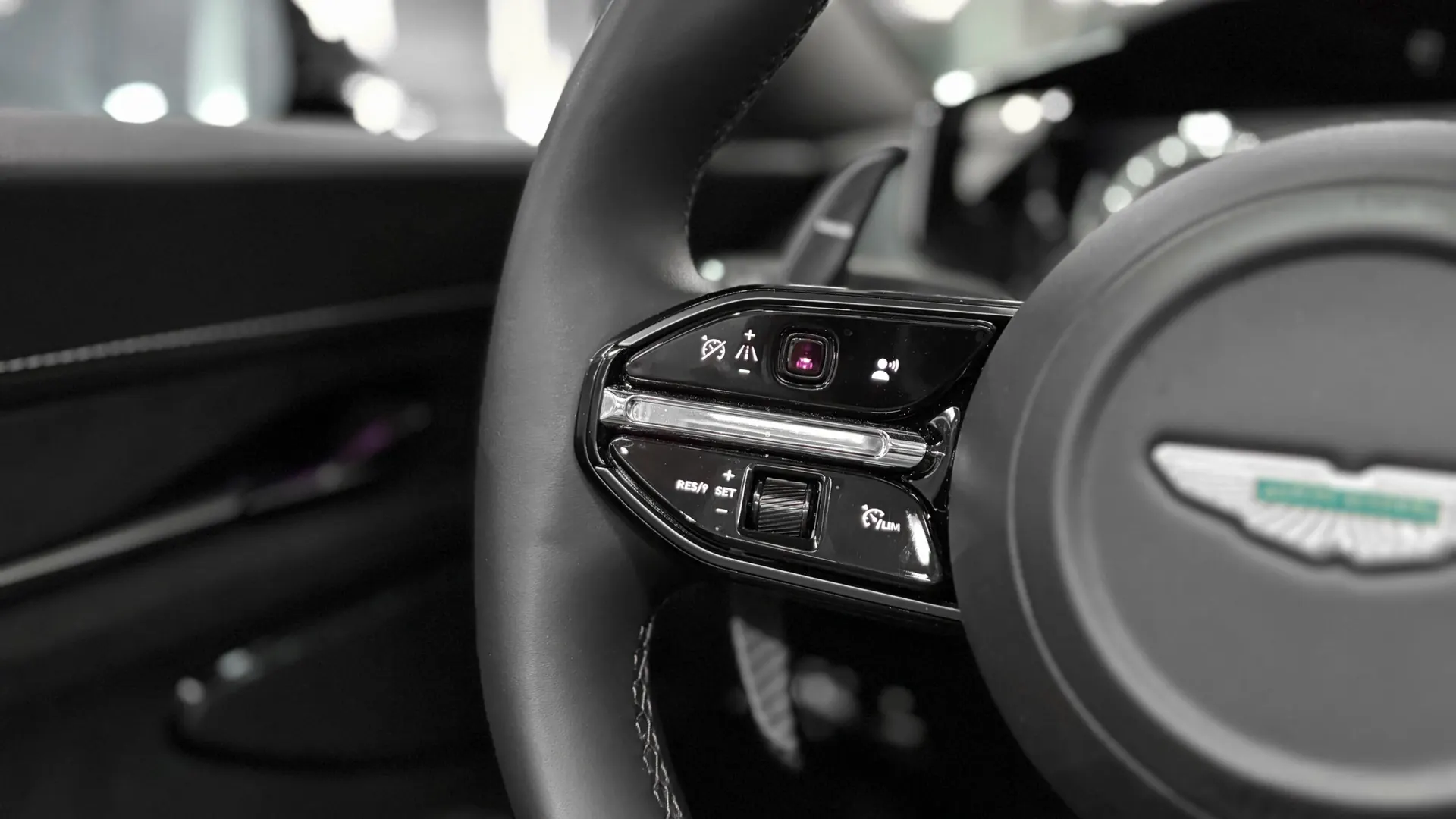Aston Martin VANTAGE — photo 36