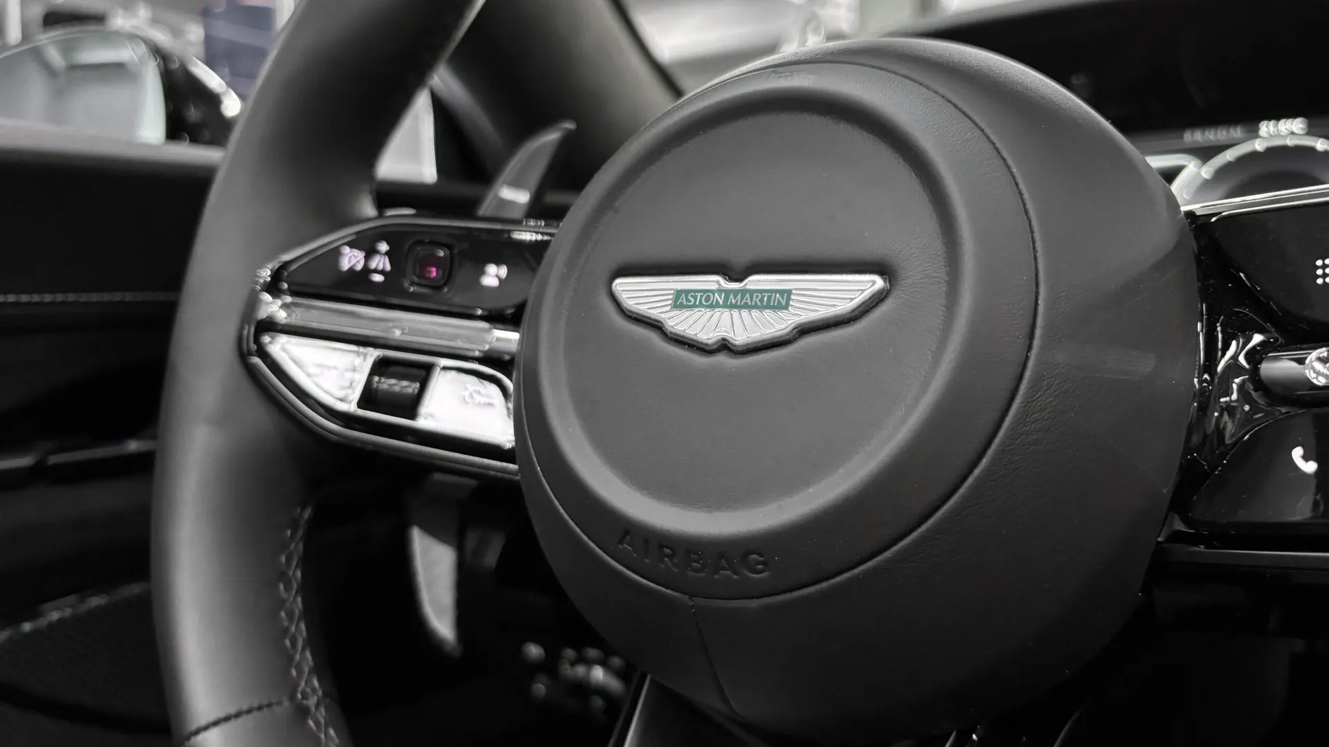 Aston Martin VANTAGE — photo 35