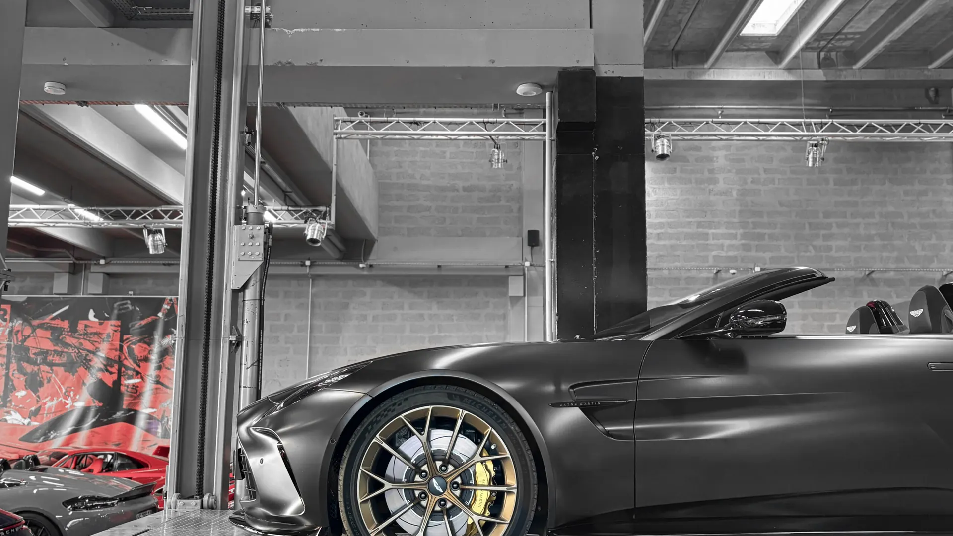 Aston Martin VANTAGE — photo 11