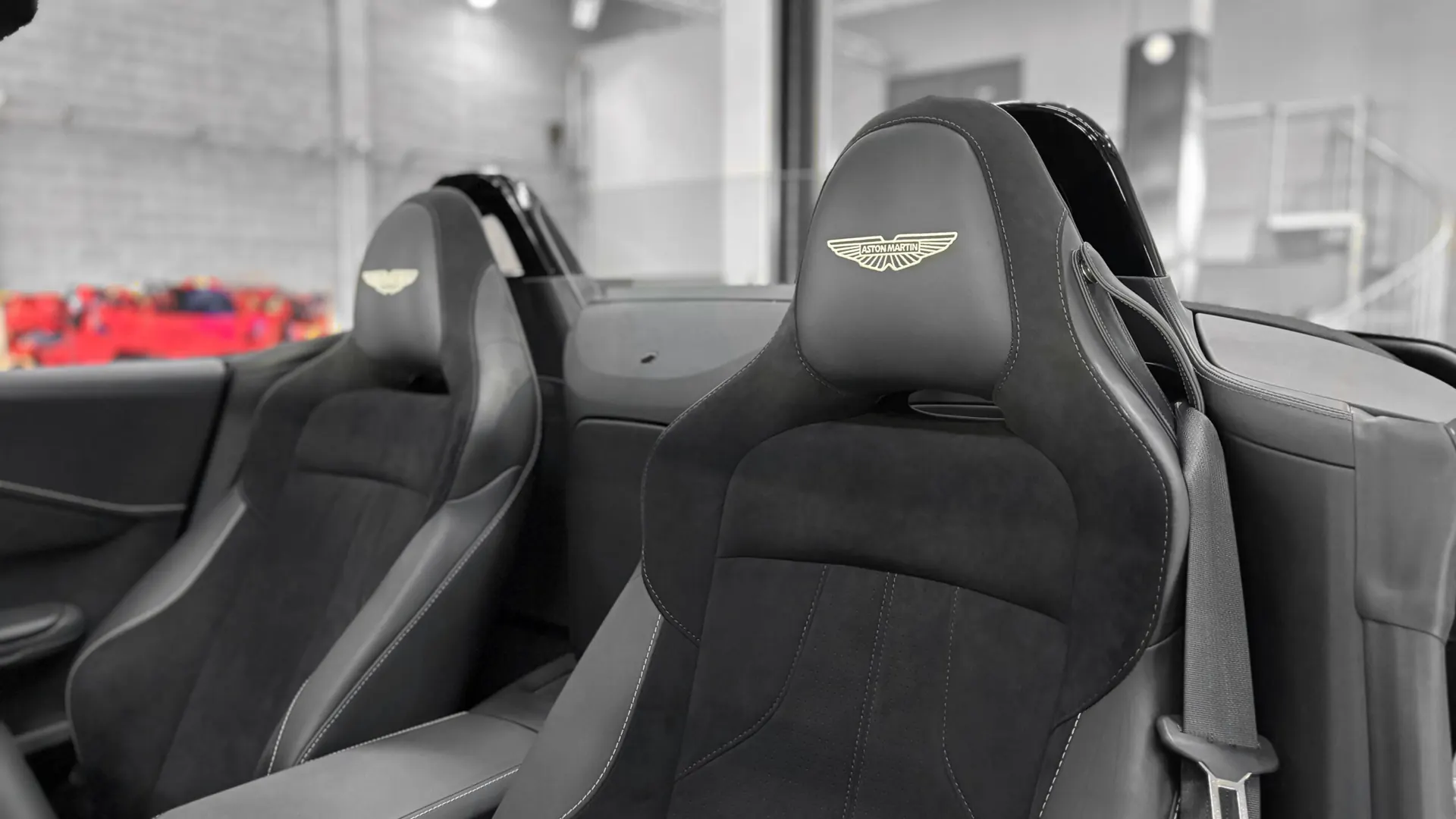 Aston Martin VANTAGE — photo 31