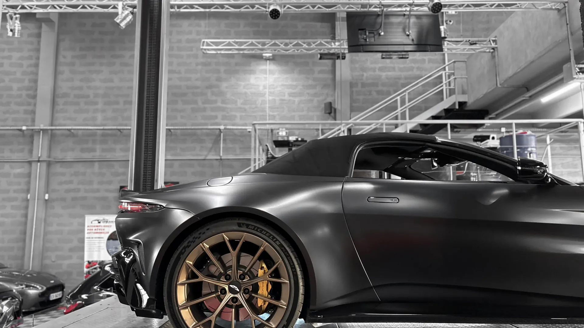 Aston Martin VANTAGE — photo 23