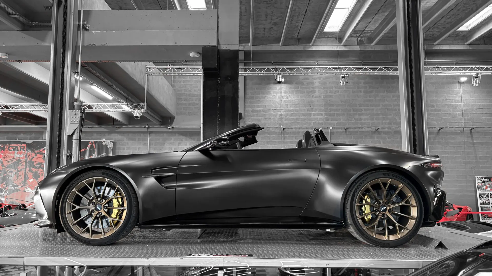 Aston Martin VANTAGE — photo 12