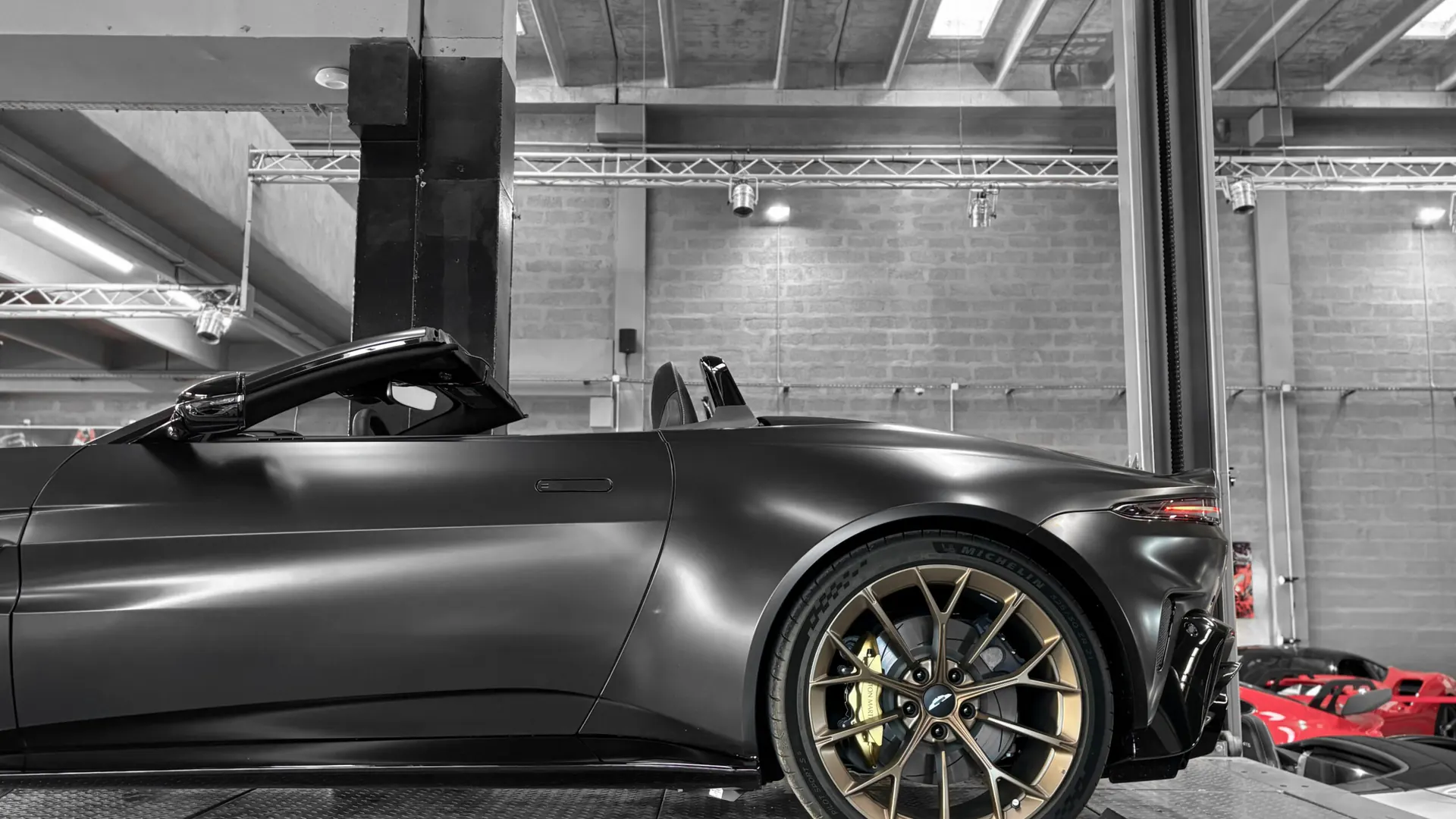 Aston Martin VANTAGE — photo 13