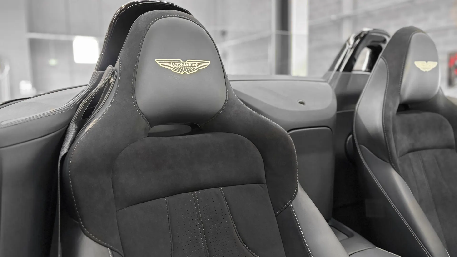 Aston Martin VANTAGE — photo 38