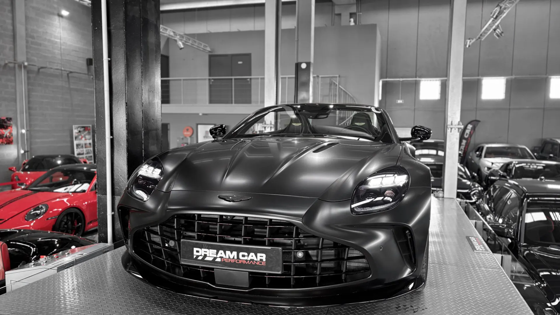 Aston Martin VANTAGE — photo 9
