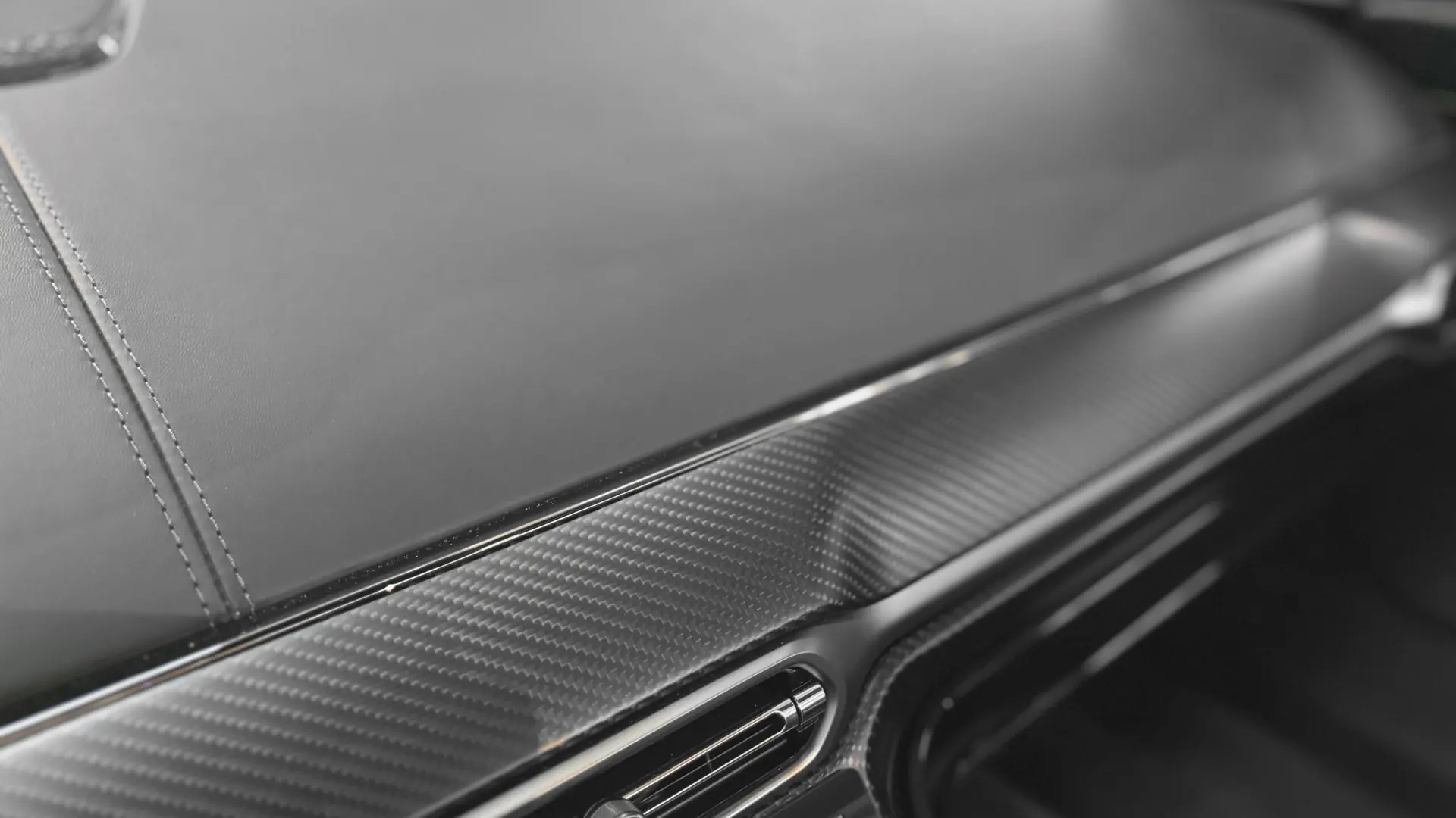 Aston Martin VANTAGE — photo 40