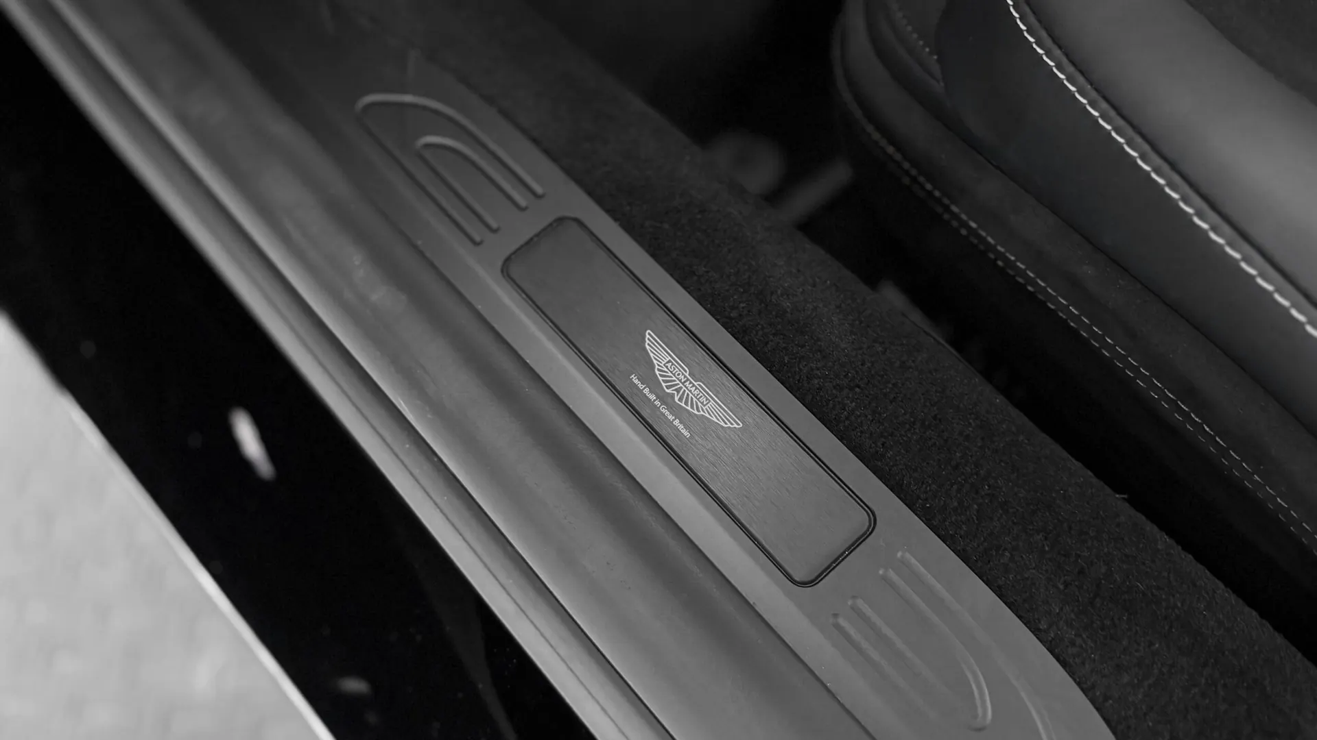 Aston Martin VANTAGE — photo 29