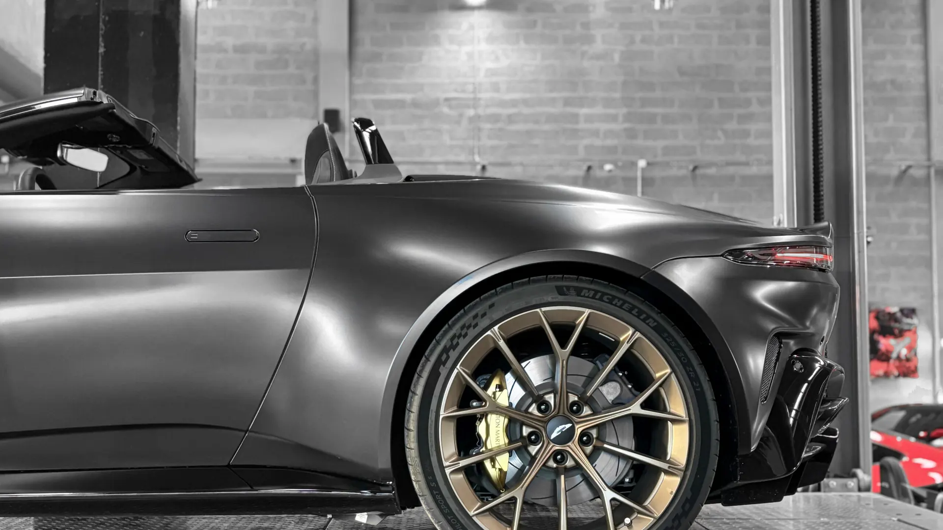 Aston Martin VANTAGE — photo 15