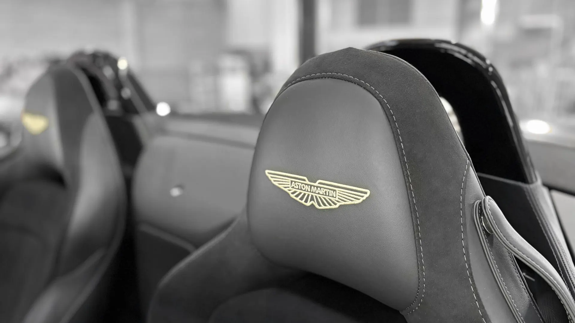 Aston Martin VANTAGE — photo 32