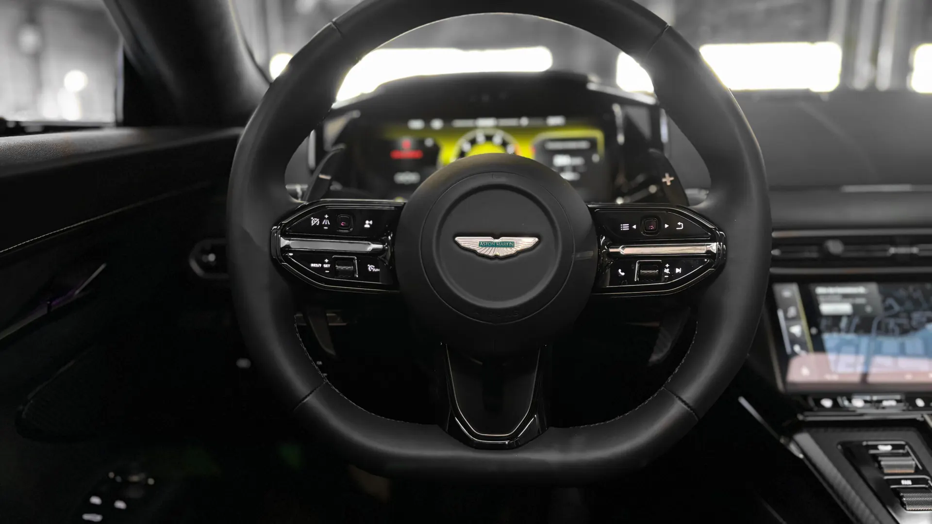 Aston Martin VANTAGE — photo 34