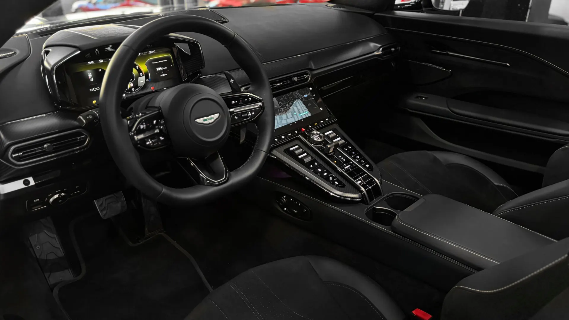 Aston Martin VANTAGE — photo 33