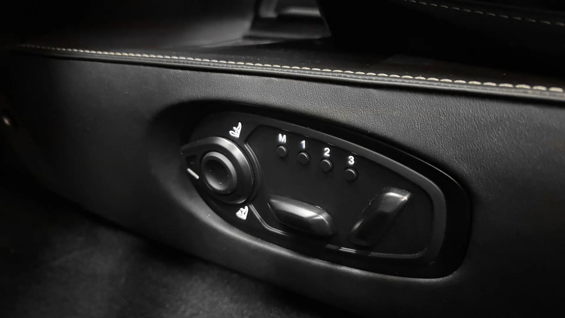 Aston Martin VANTAGE — photo 37