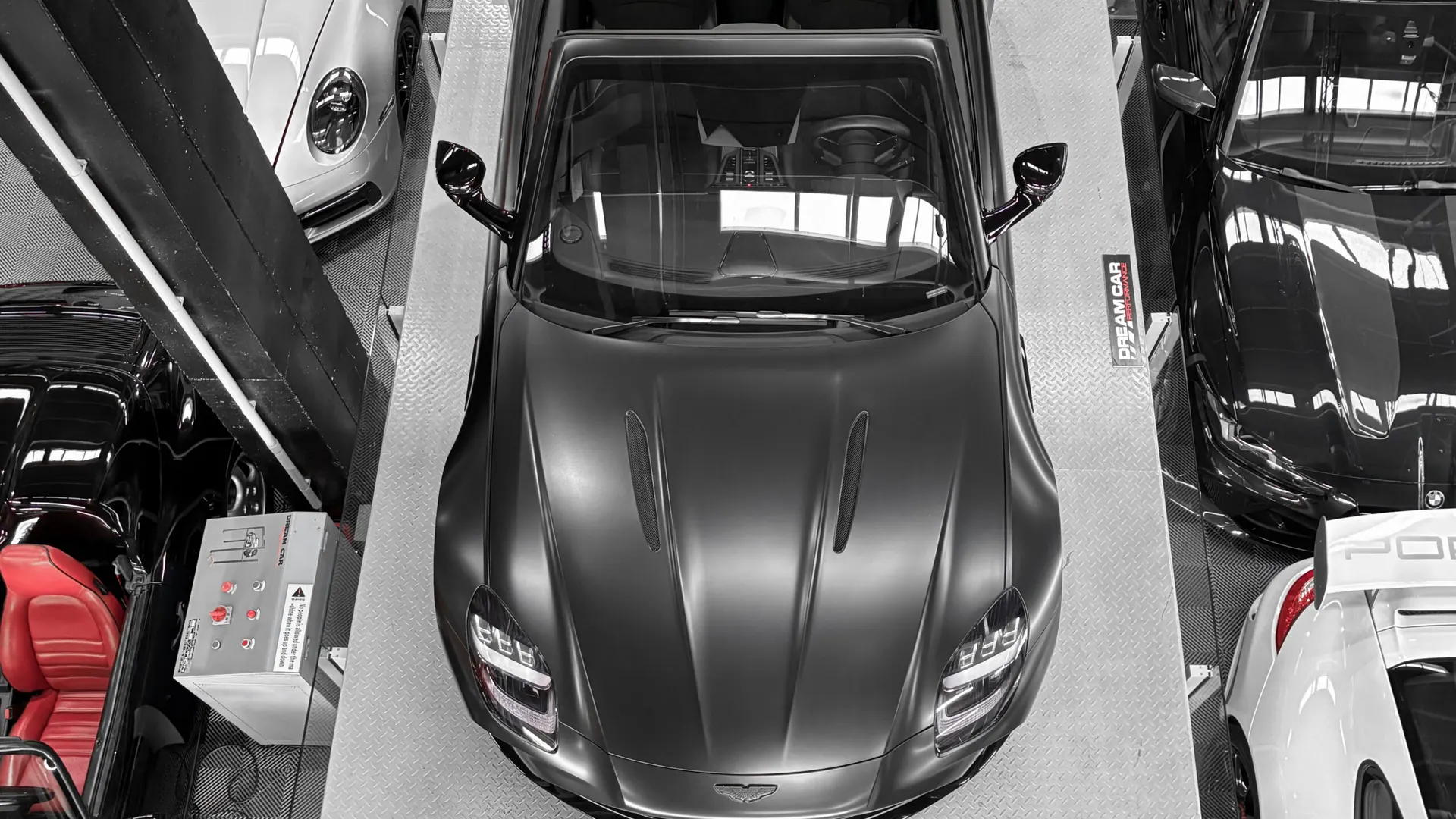 Aston Martin VANTAGE — photo 24