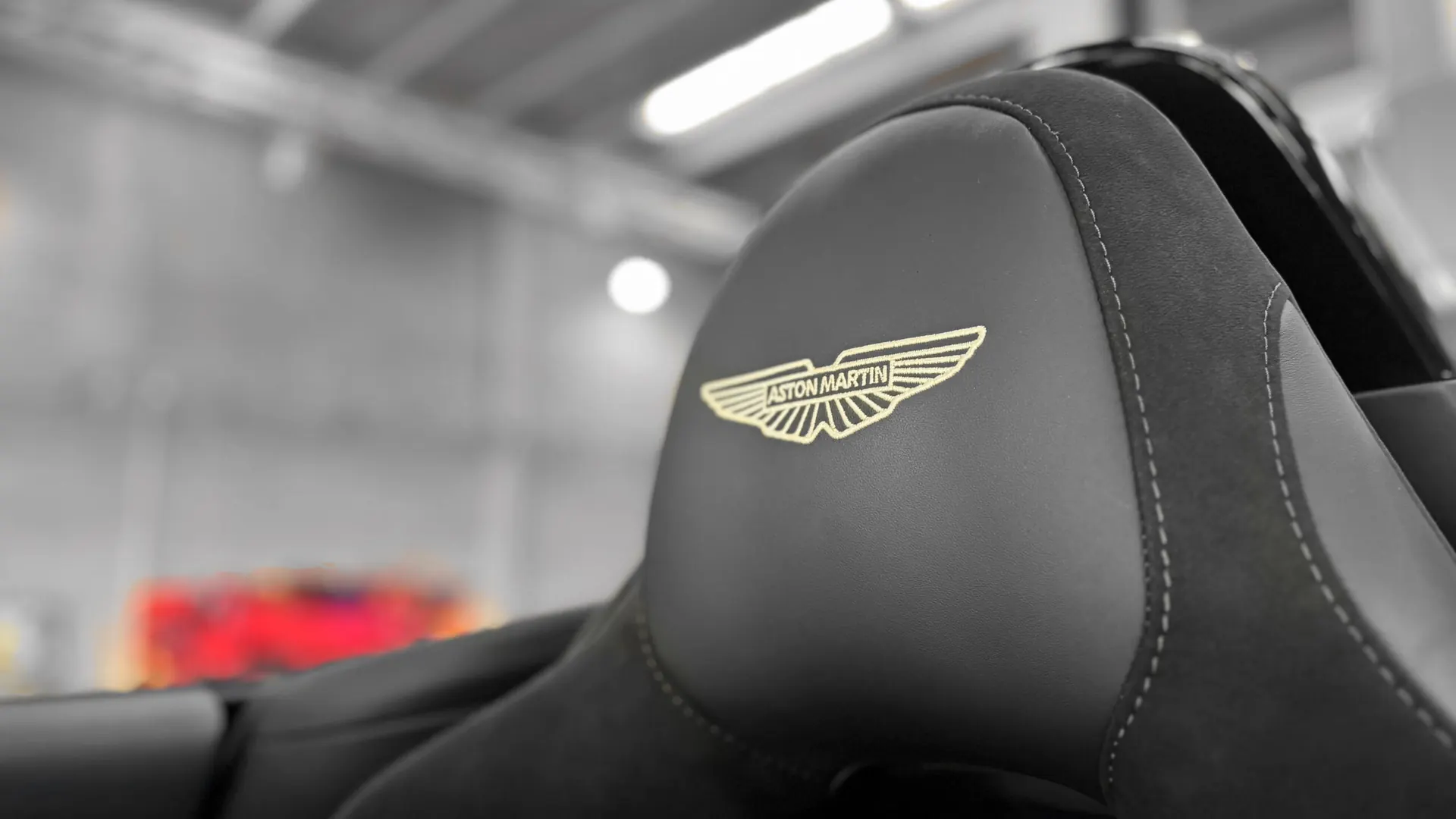 Aston Martin VANTAGE — photo 39