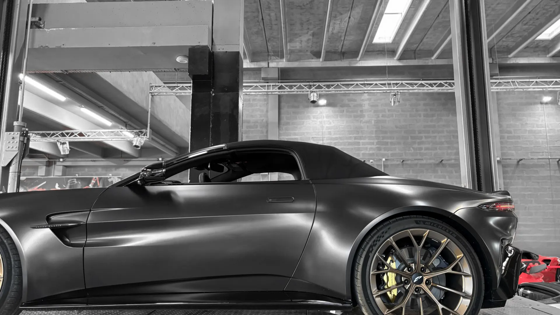 Aston Martin VANTAGE — photo 14