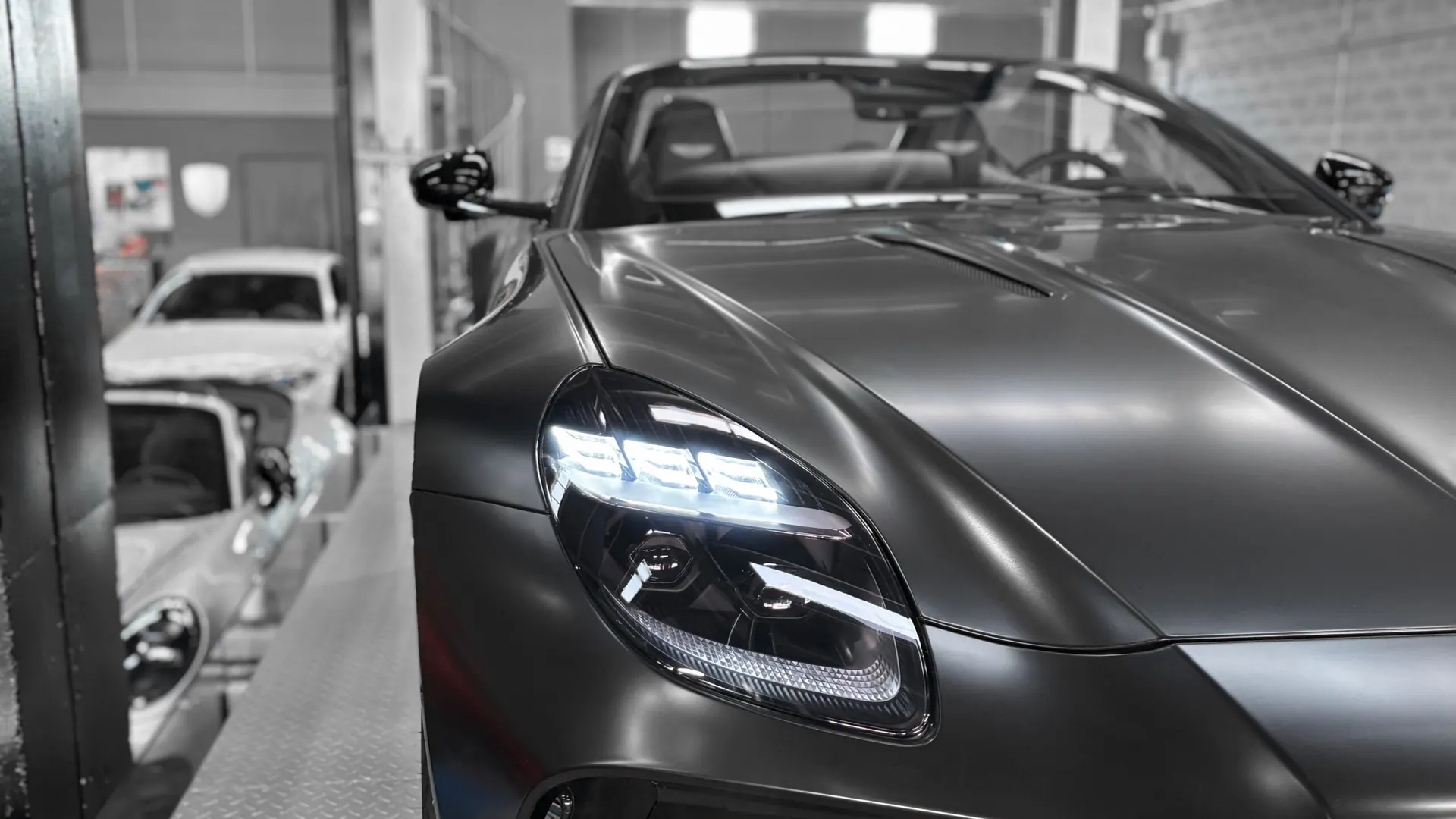 Aston Martin VANTAGE — photo 10