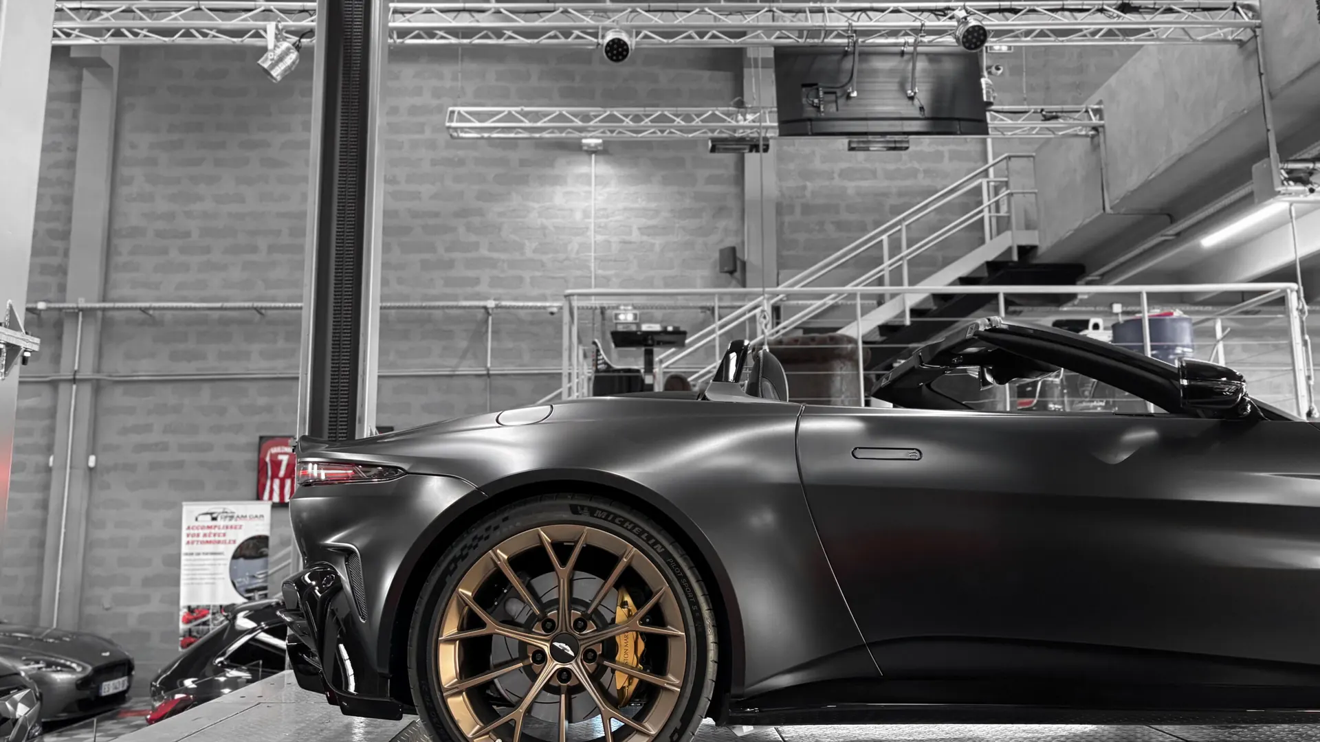 Aston Martin VANTAGE — photo 22