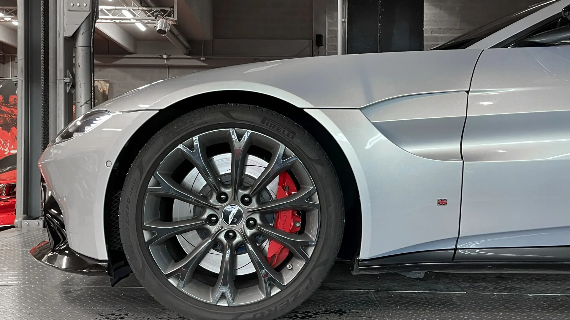 Aston Martin V8 — photo 8