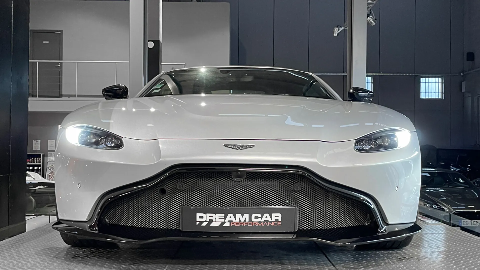Aston Martin V8 — photo 5