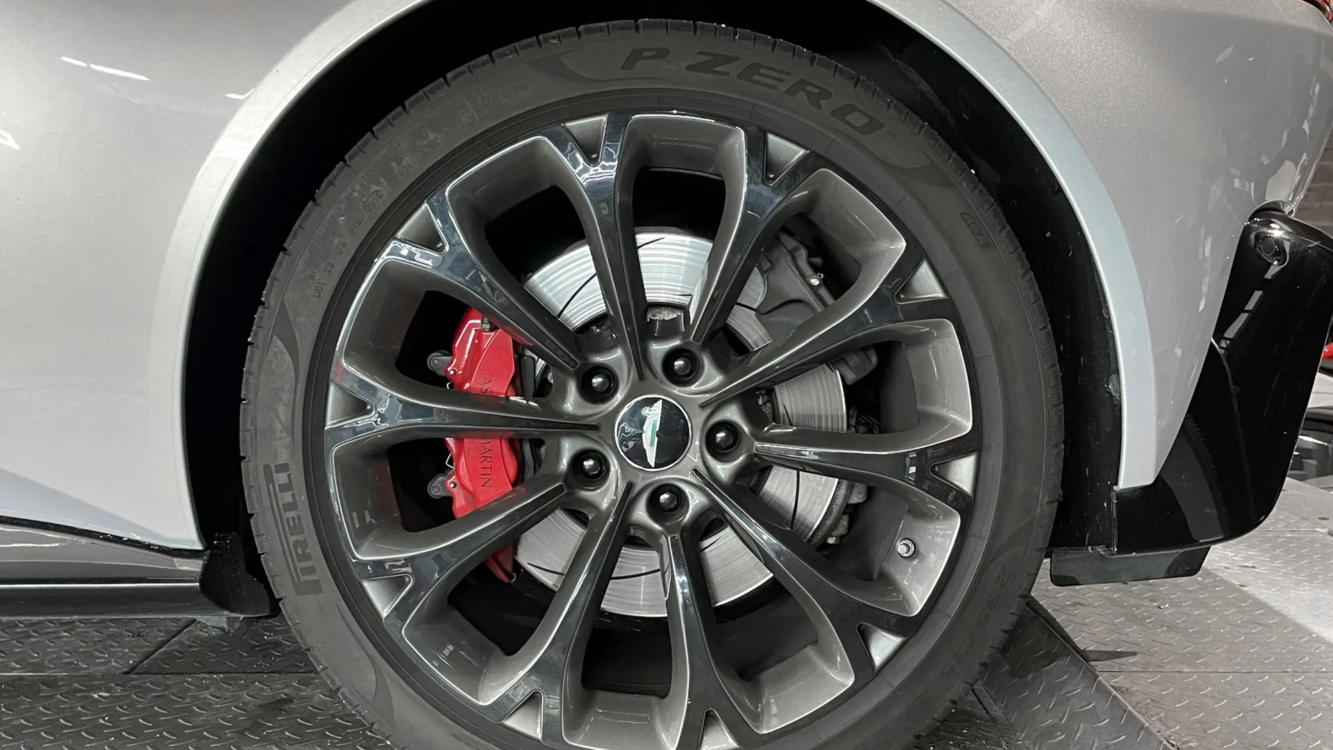 Aston Martin V8 — photo 11