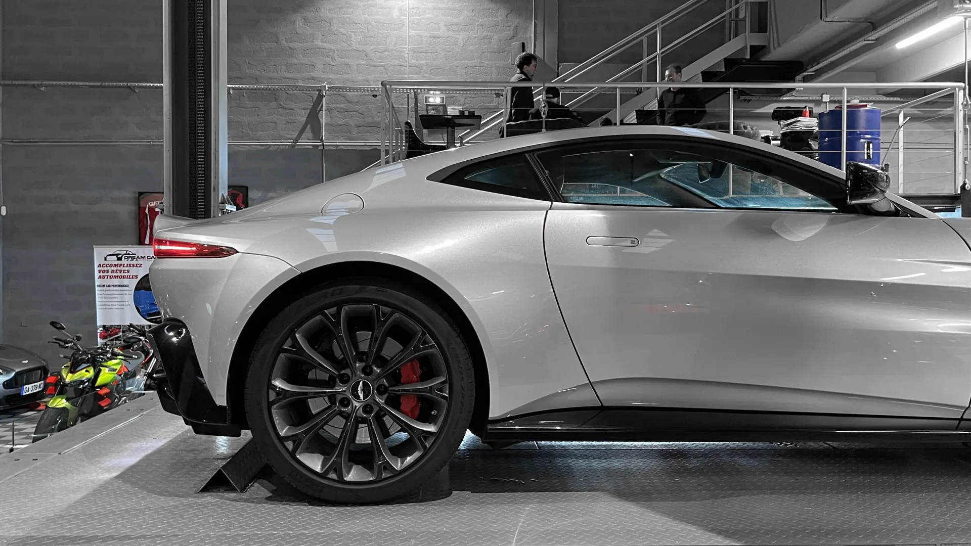 Aston Martin V8 — photo 19