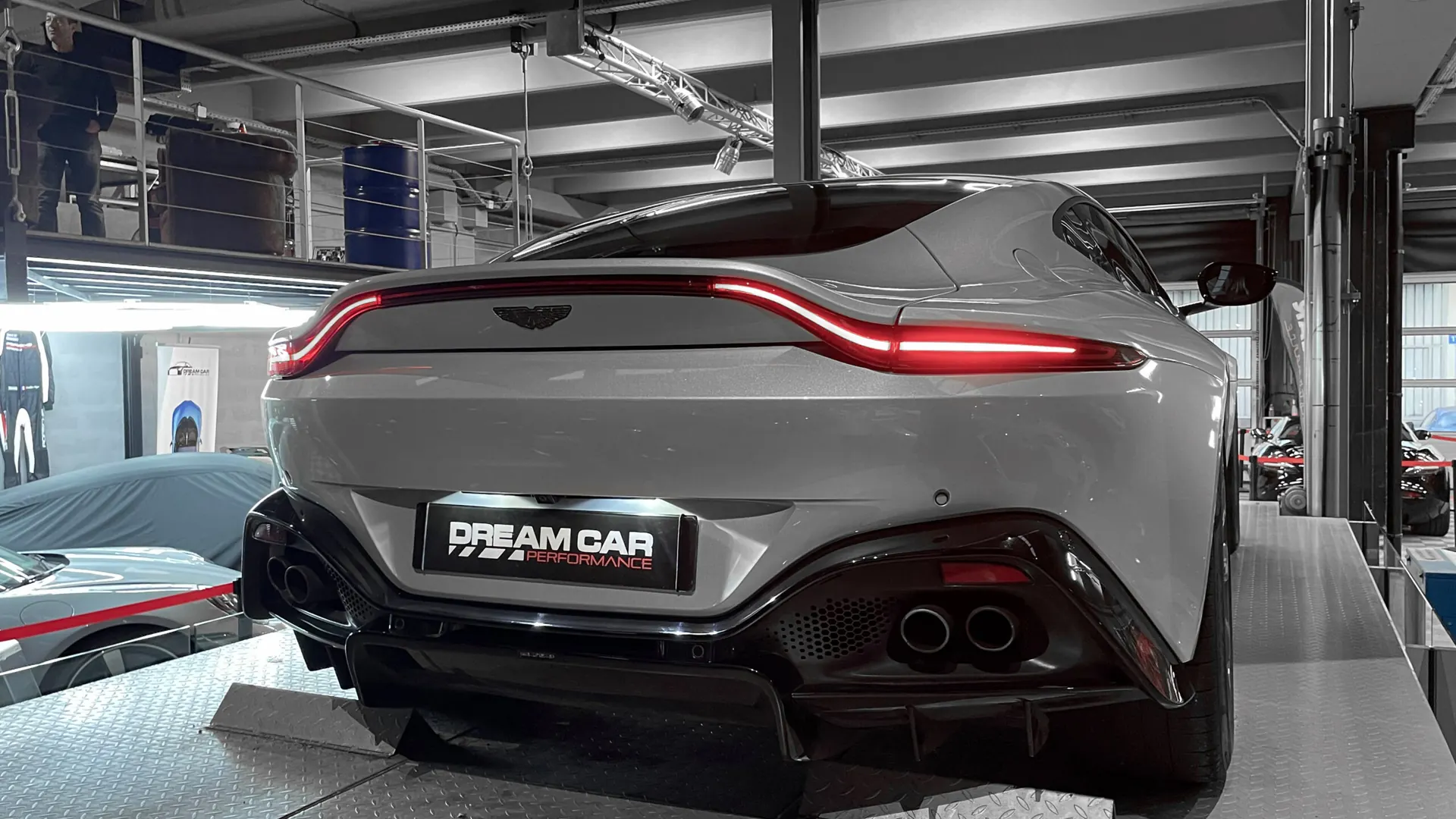 Aston Martin V8 — photo 14