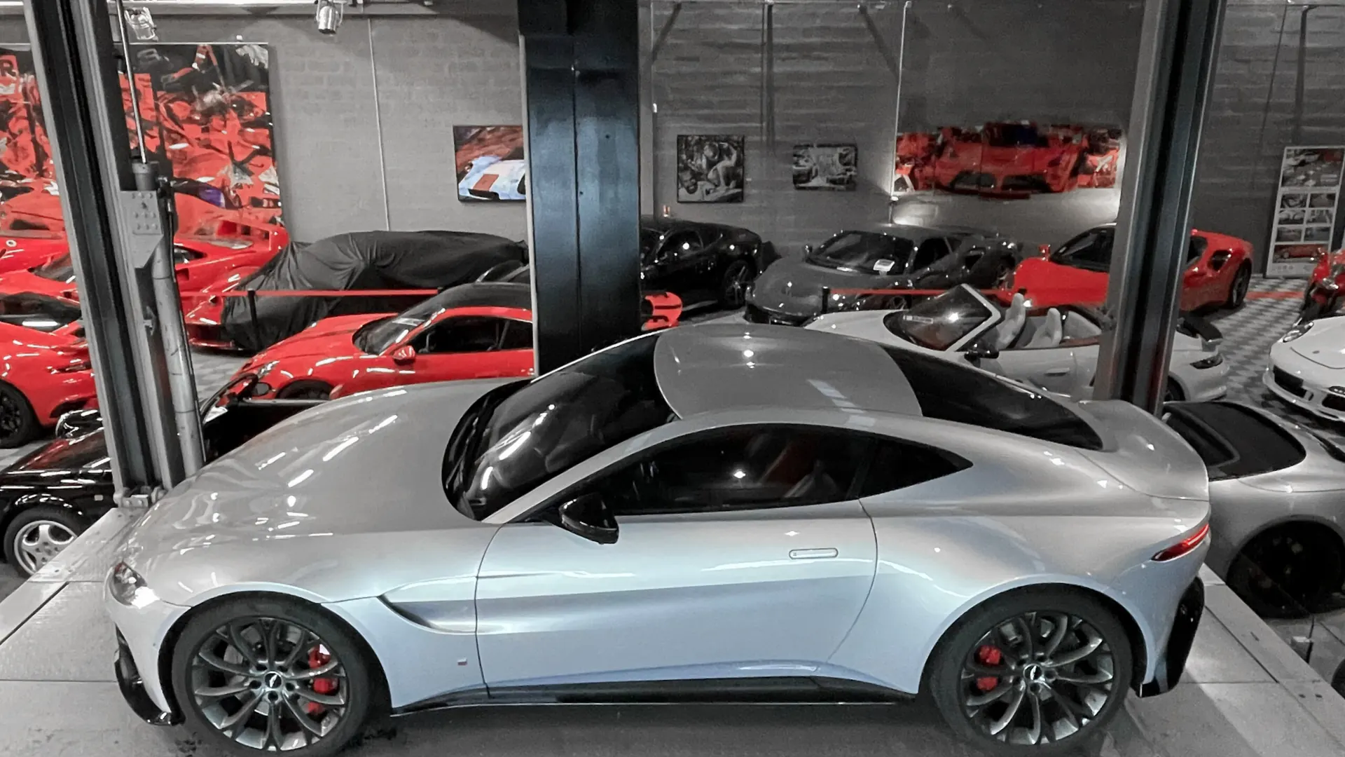 Aston Martin V8 — photo 2