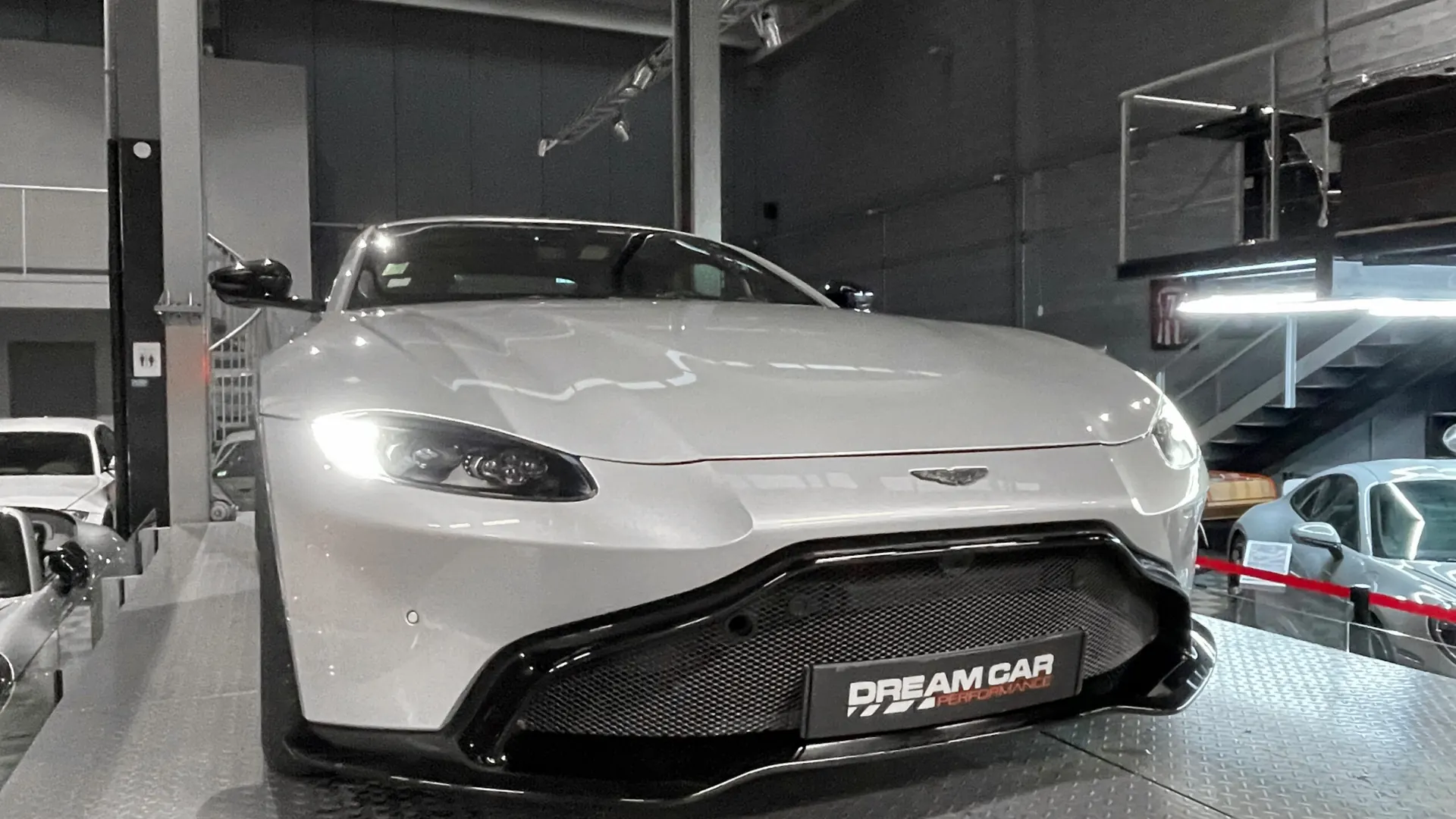 Aston Martin V8 — photo 4