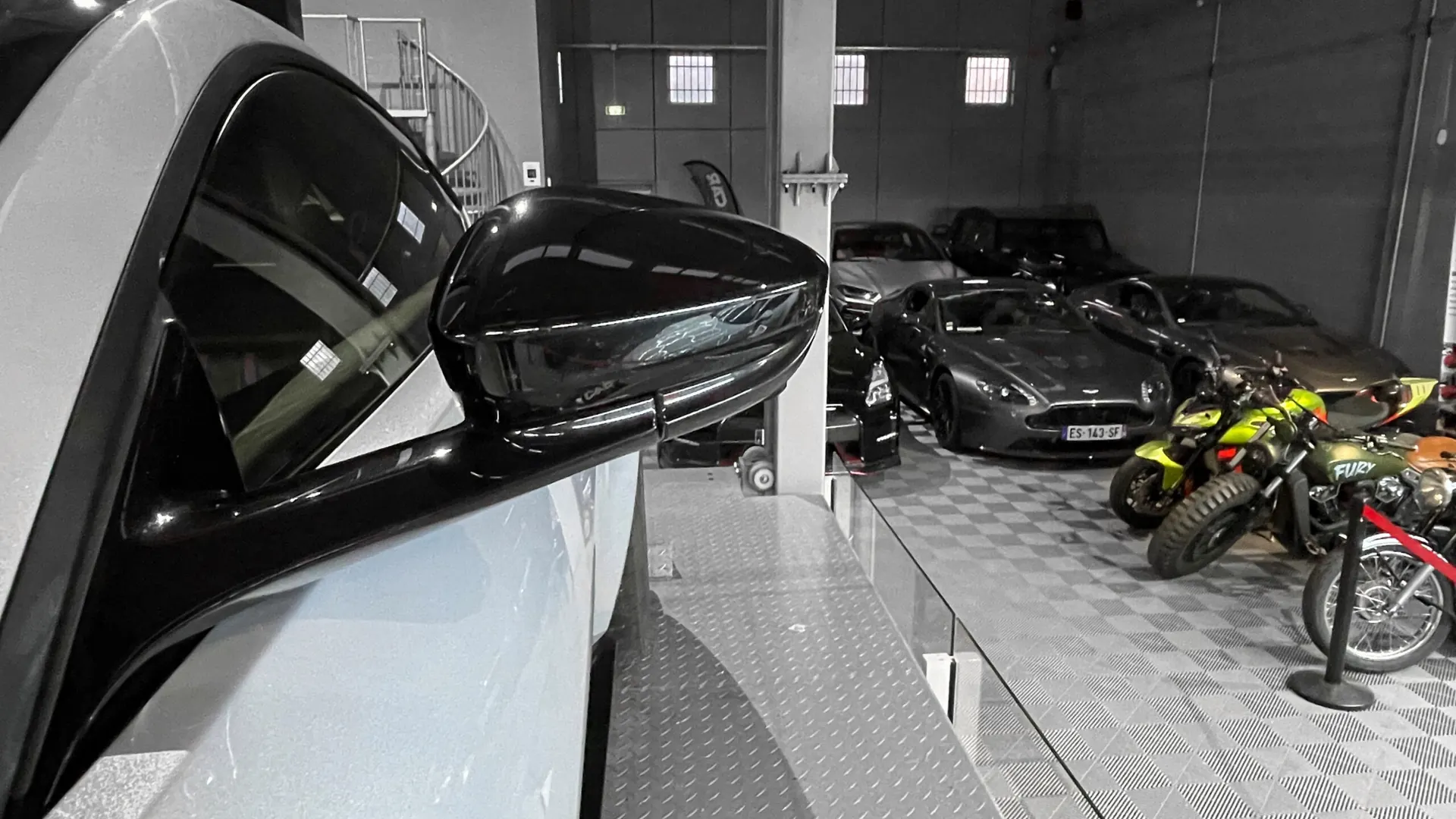 Aston Martin V8 — photo 16