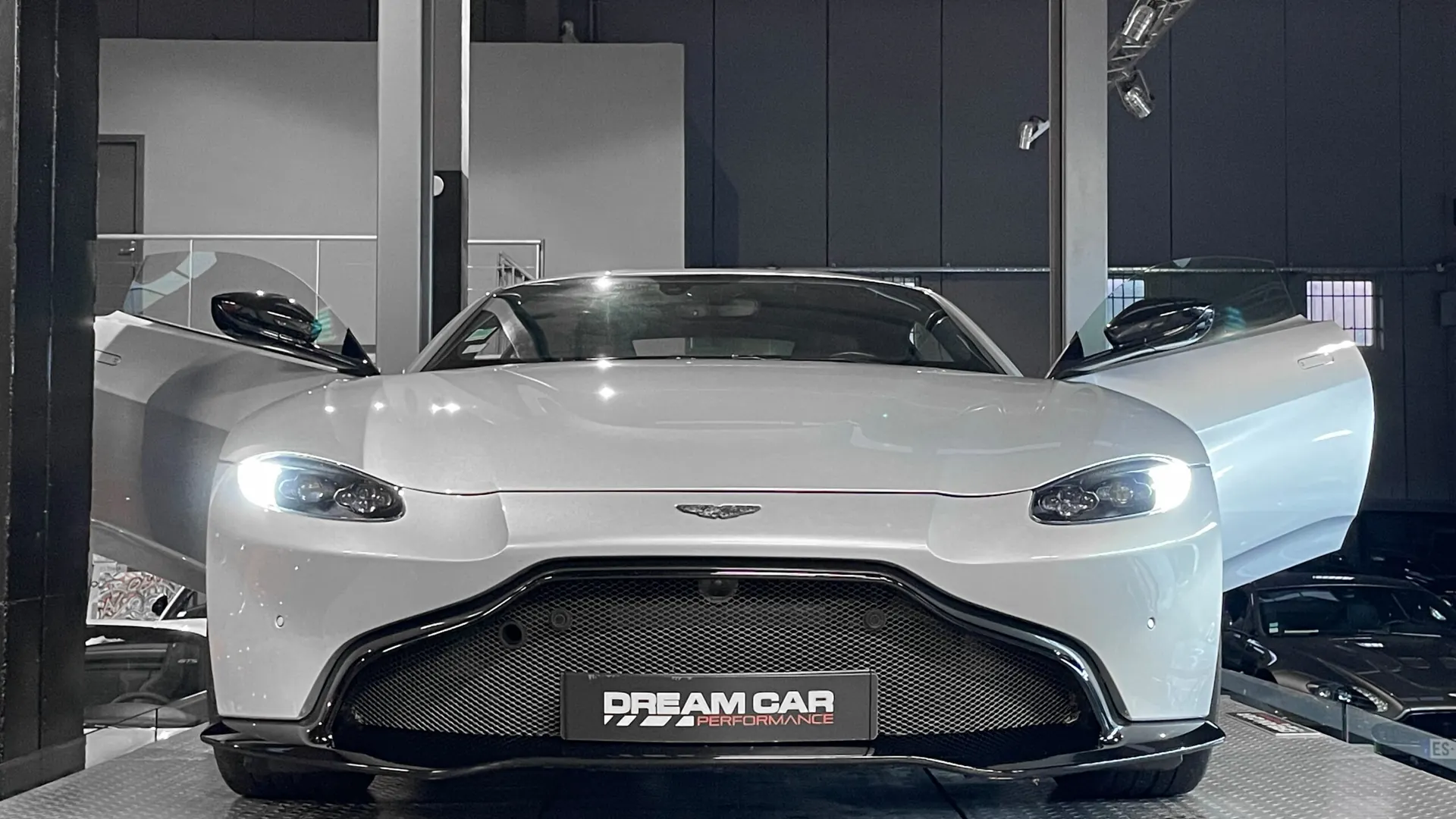 Aston Martin V8 — photo 6