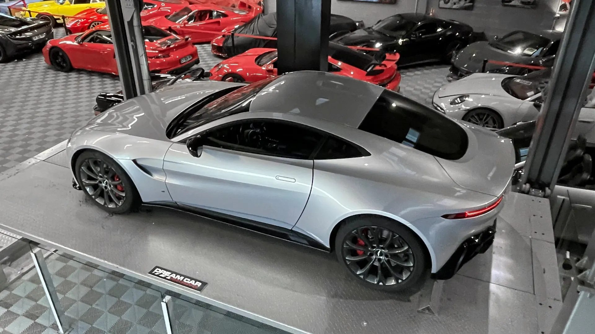 Aston Martin V8 — photo 3