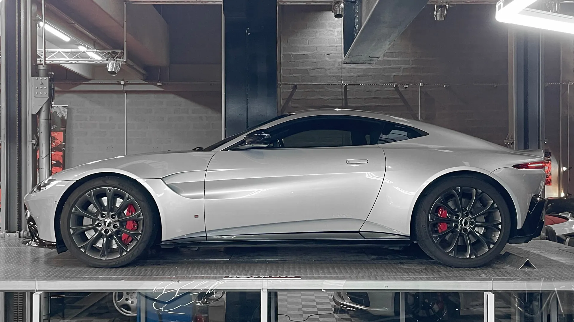 Aston Martin V8 — photo 9