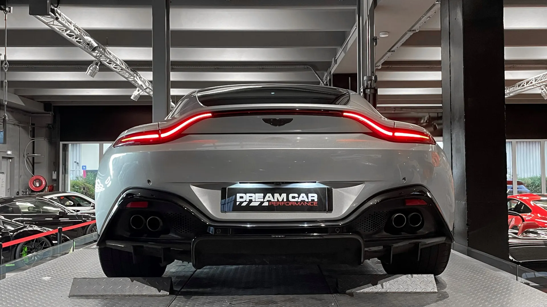 Aston Martin V8 — photo 13