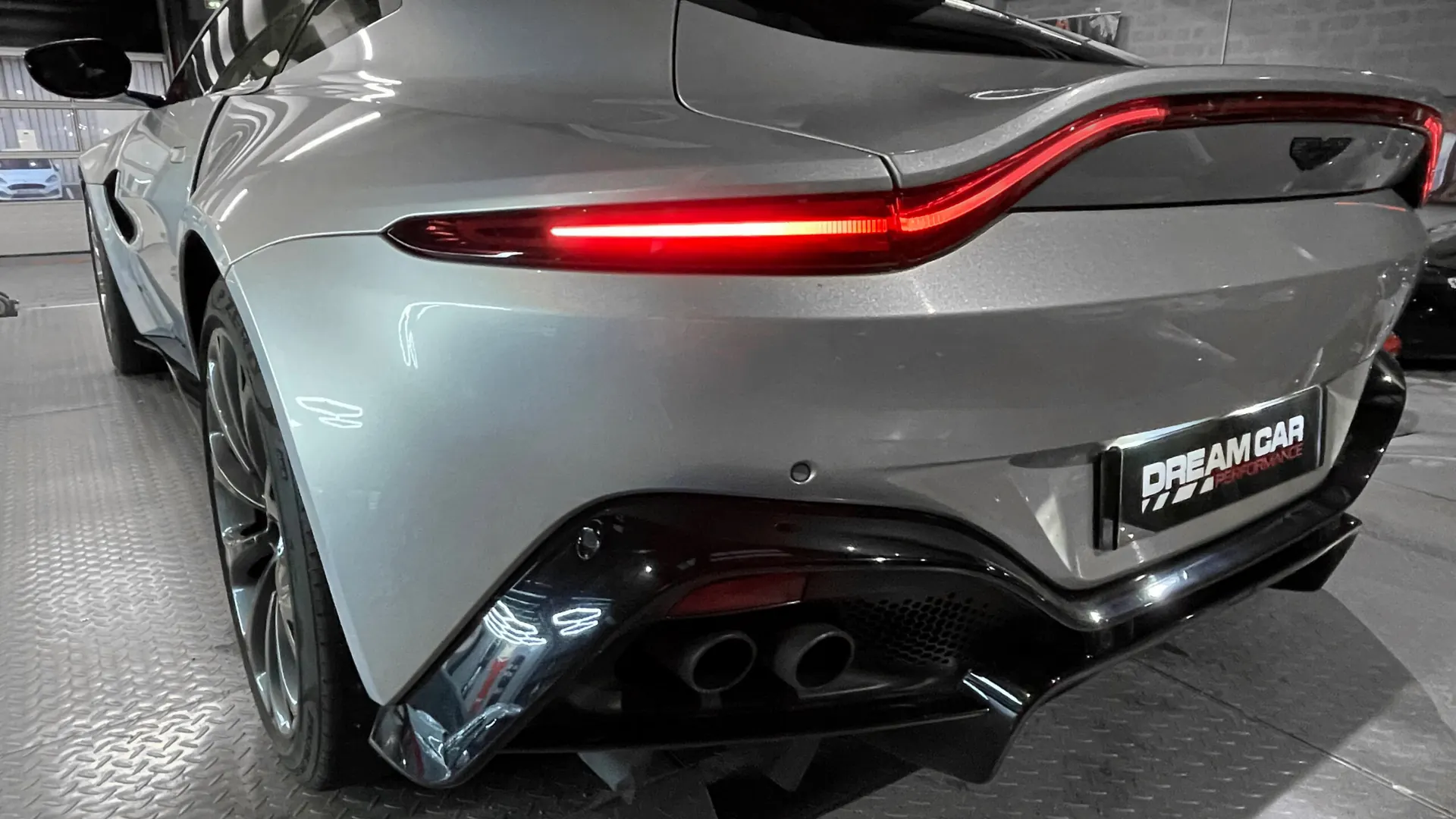 Aston Martin V8 — photo 17