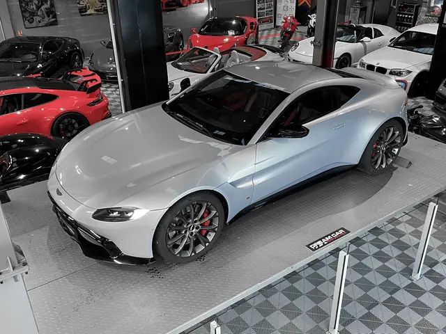 Aston Martin V8