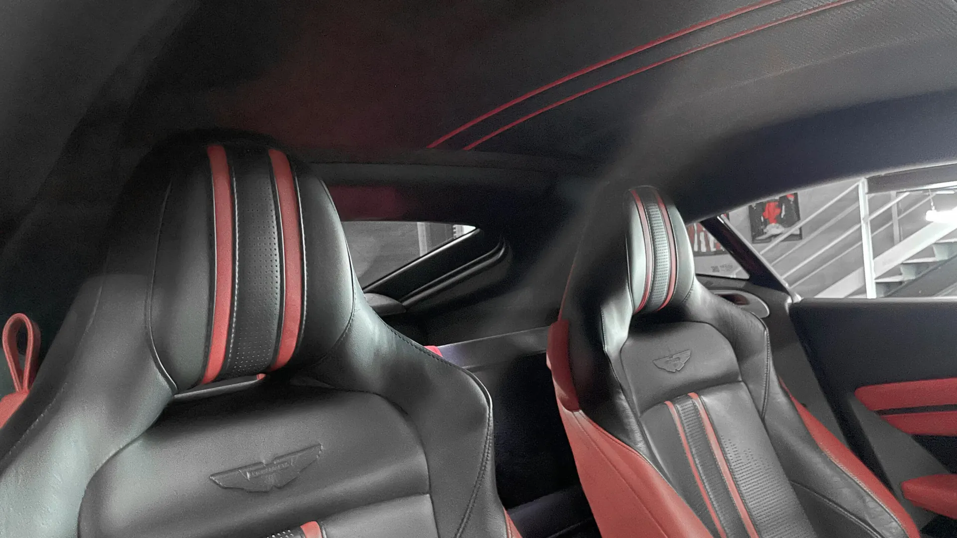 Aston Martin V8 — photo 27