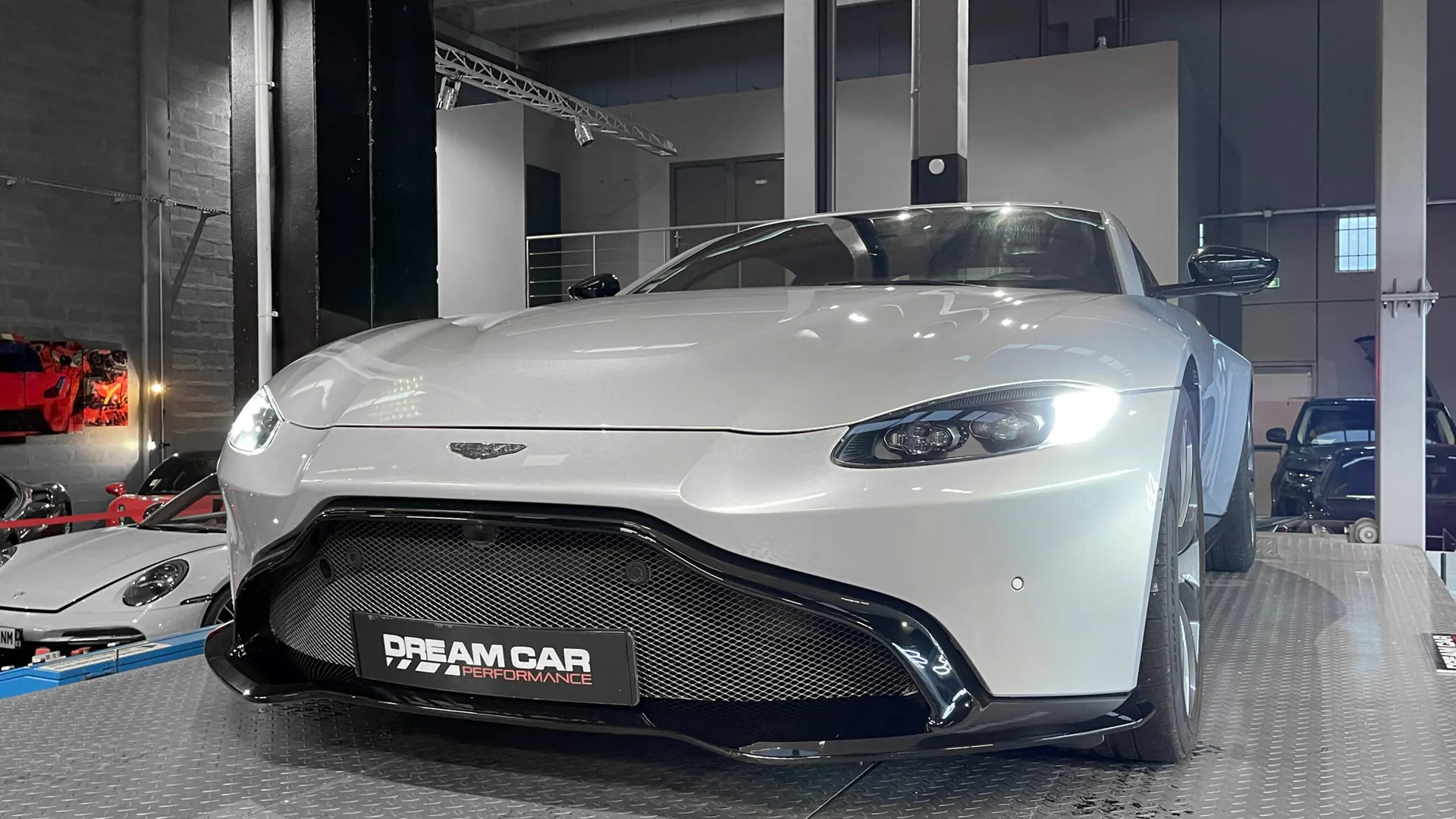 Aston Martin V8 — photo 7