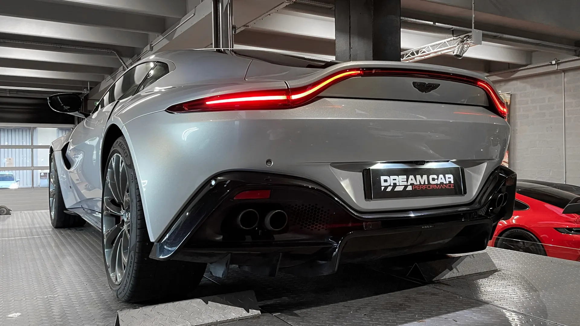 Aston Martin V8 — photo 12