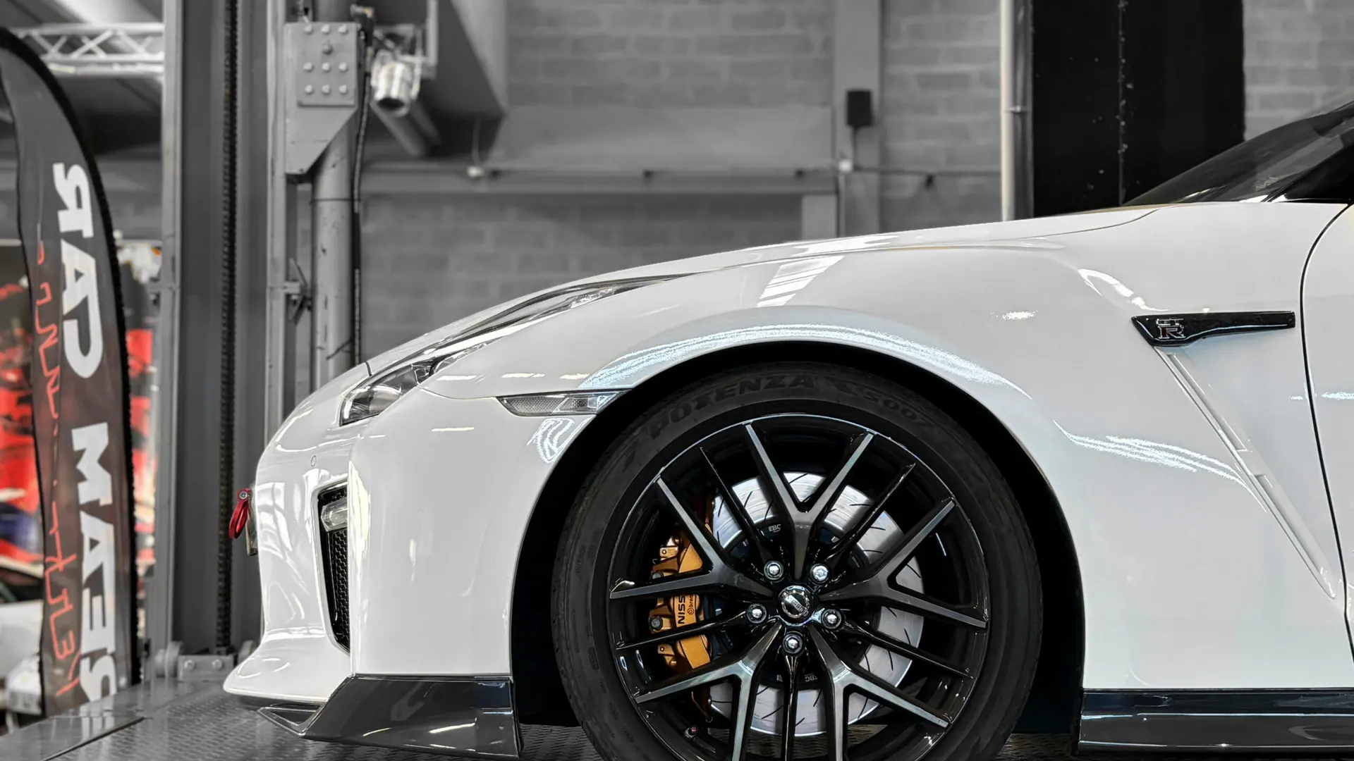 Nissan GT-R — photo 34