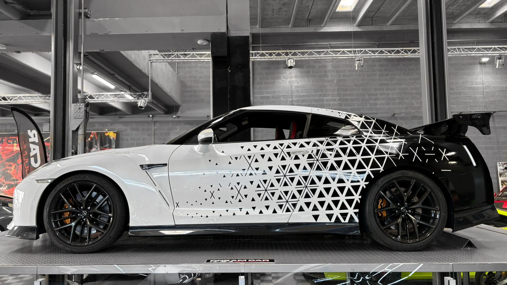 Nissan GT-R — photo 35