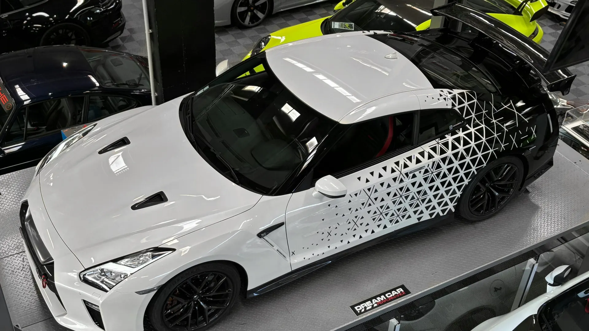 Nissan GT-R — photo 2