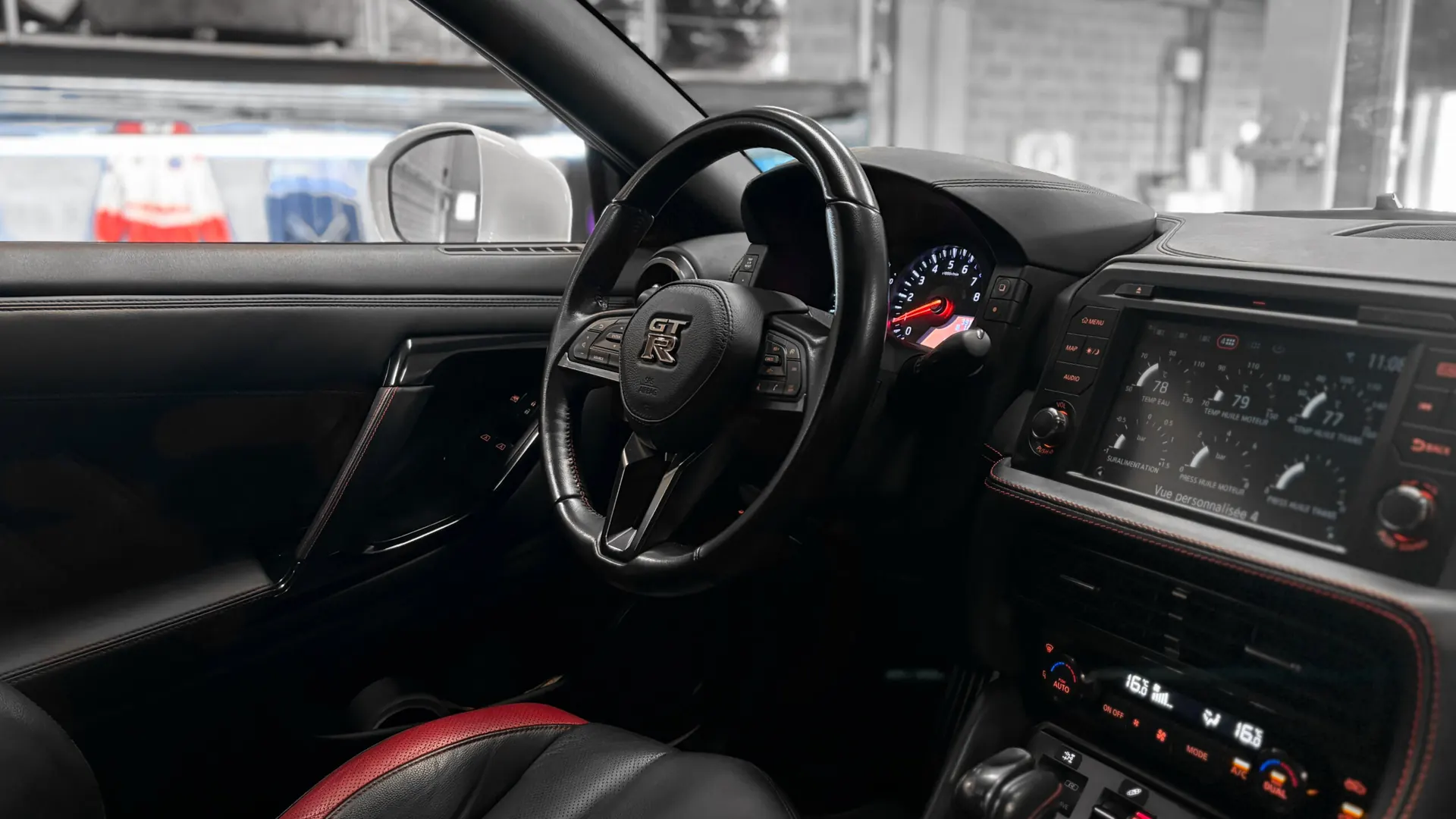 Nissan GT-R — photo 13