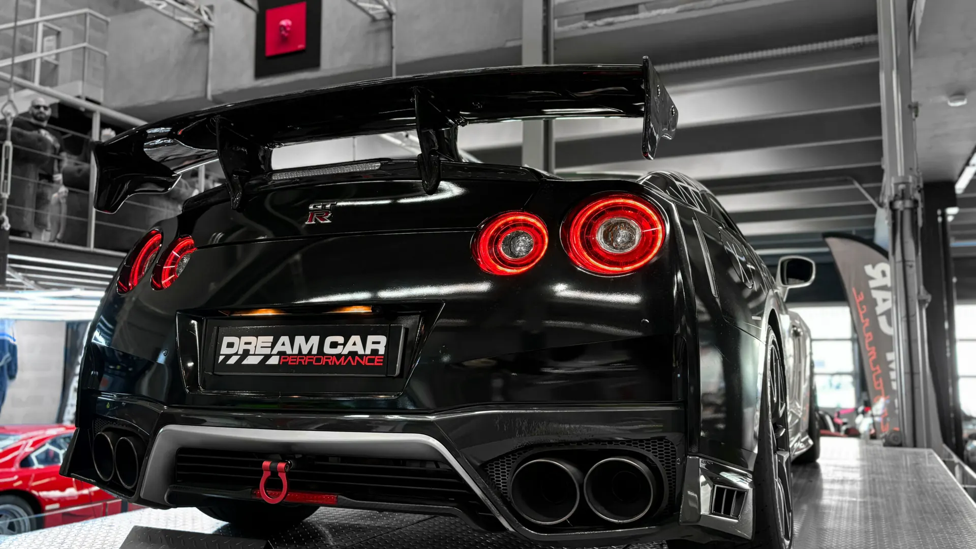Nissan GT-R — photo 7