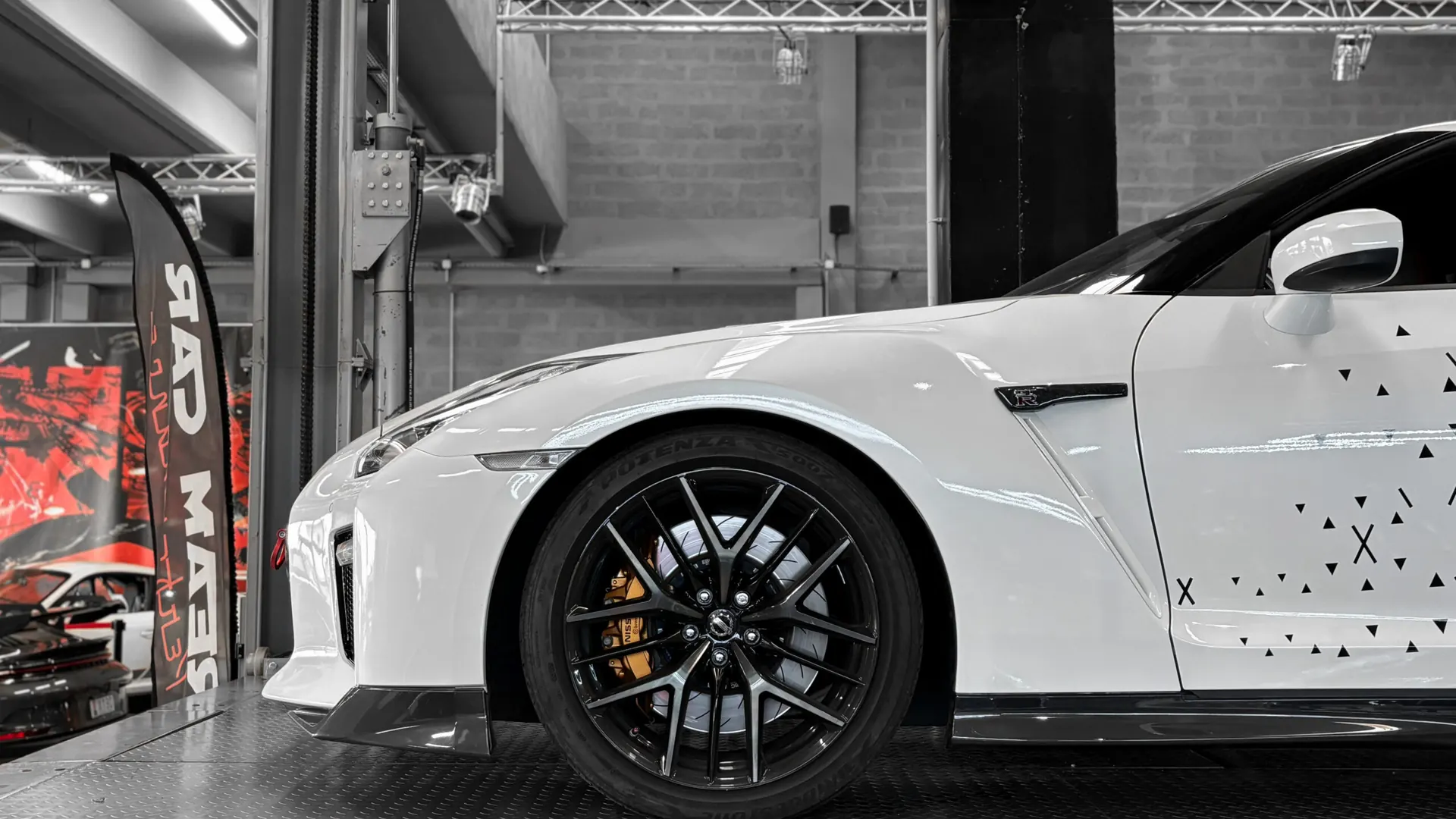 Nissan GT-R — photo 33