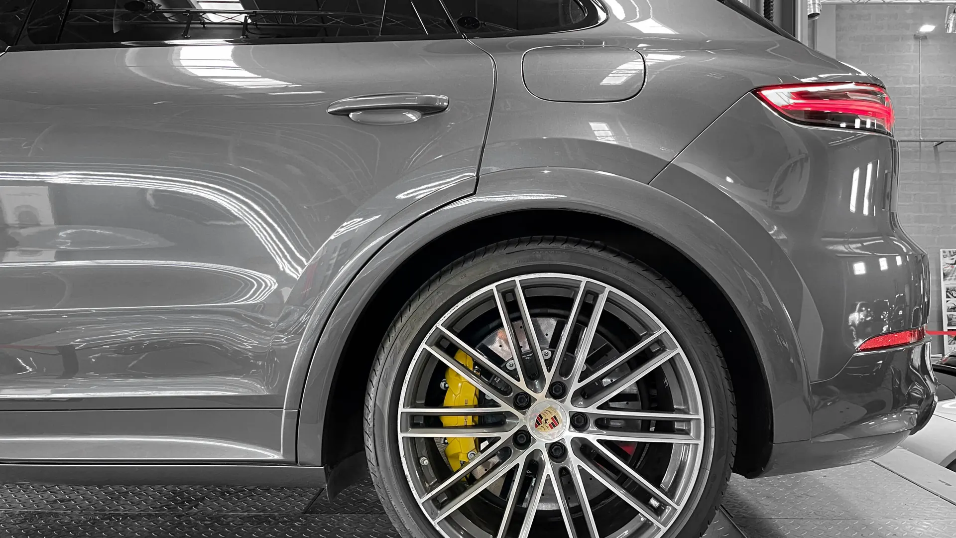 Porsche Cayenne — photo 16